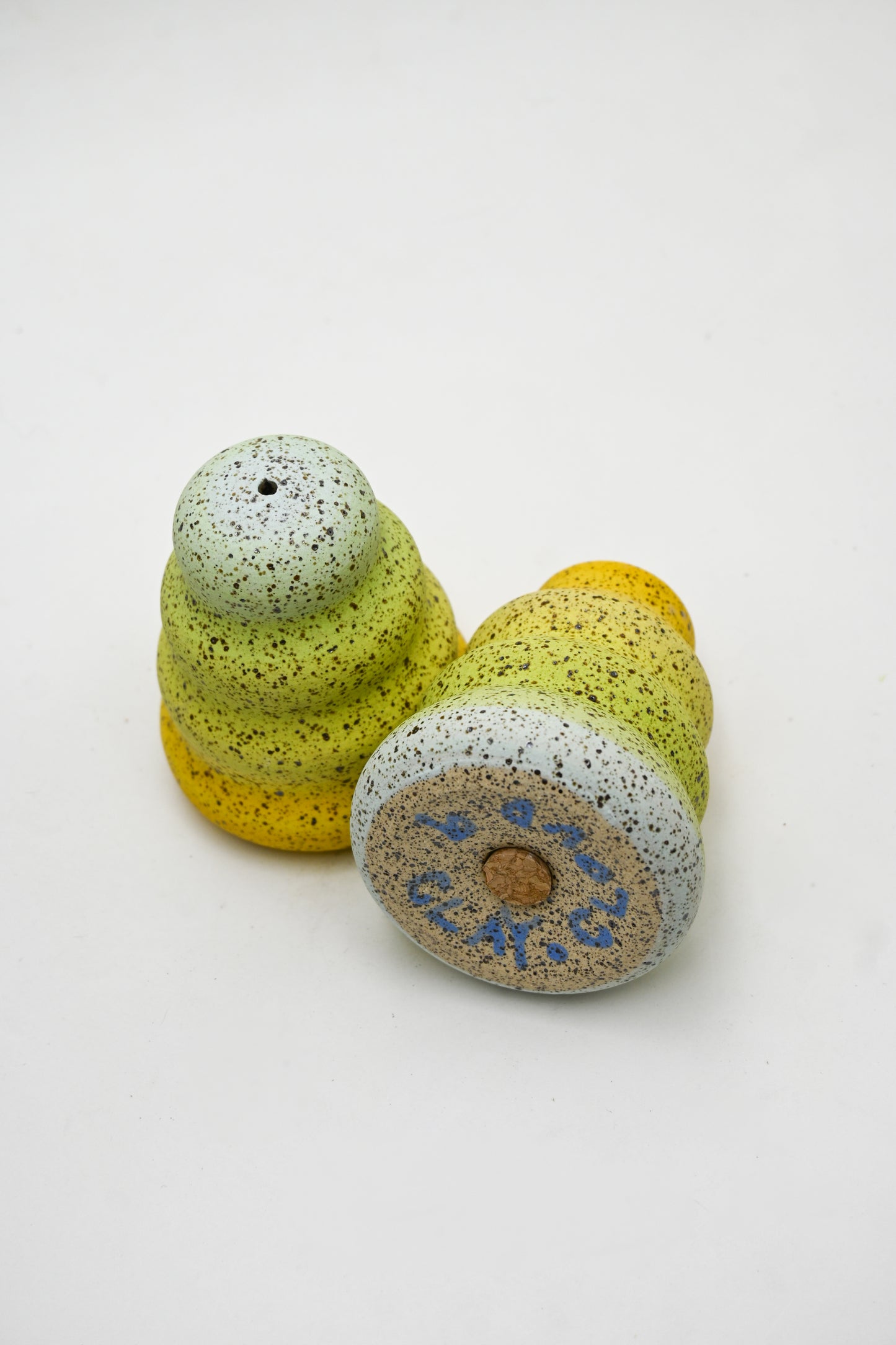 Salt and Pepper Shakers 015